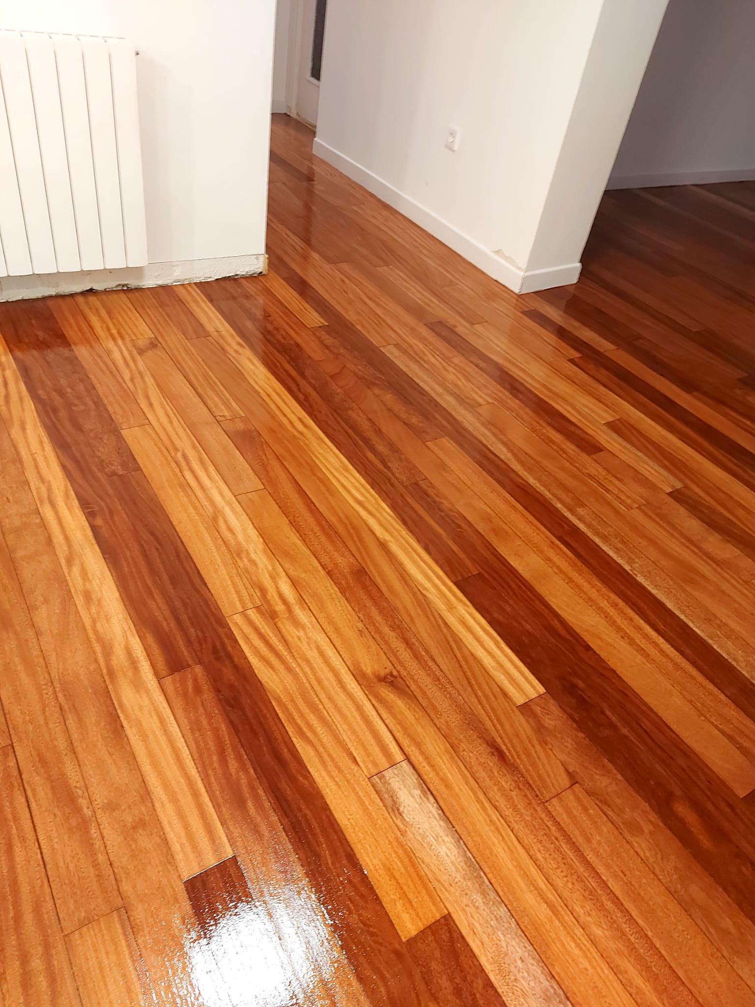 Tarima de madera lijada y barnizada con acabado satinado, servicio garantizado de Tarimas Remasol
