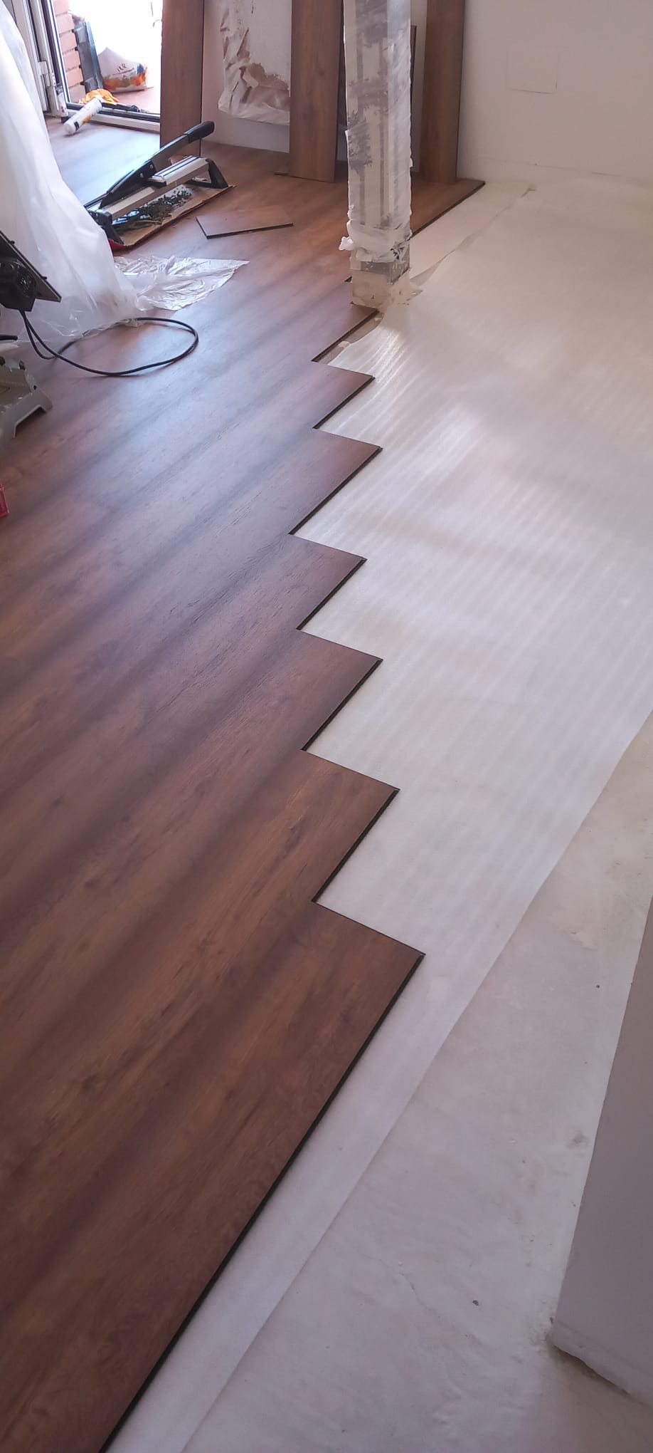 Colocación de tarima de madera en salón con rodapié, servicio profesional de Tarimas Remasol